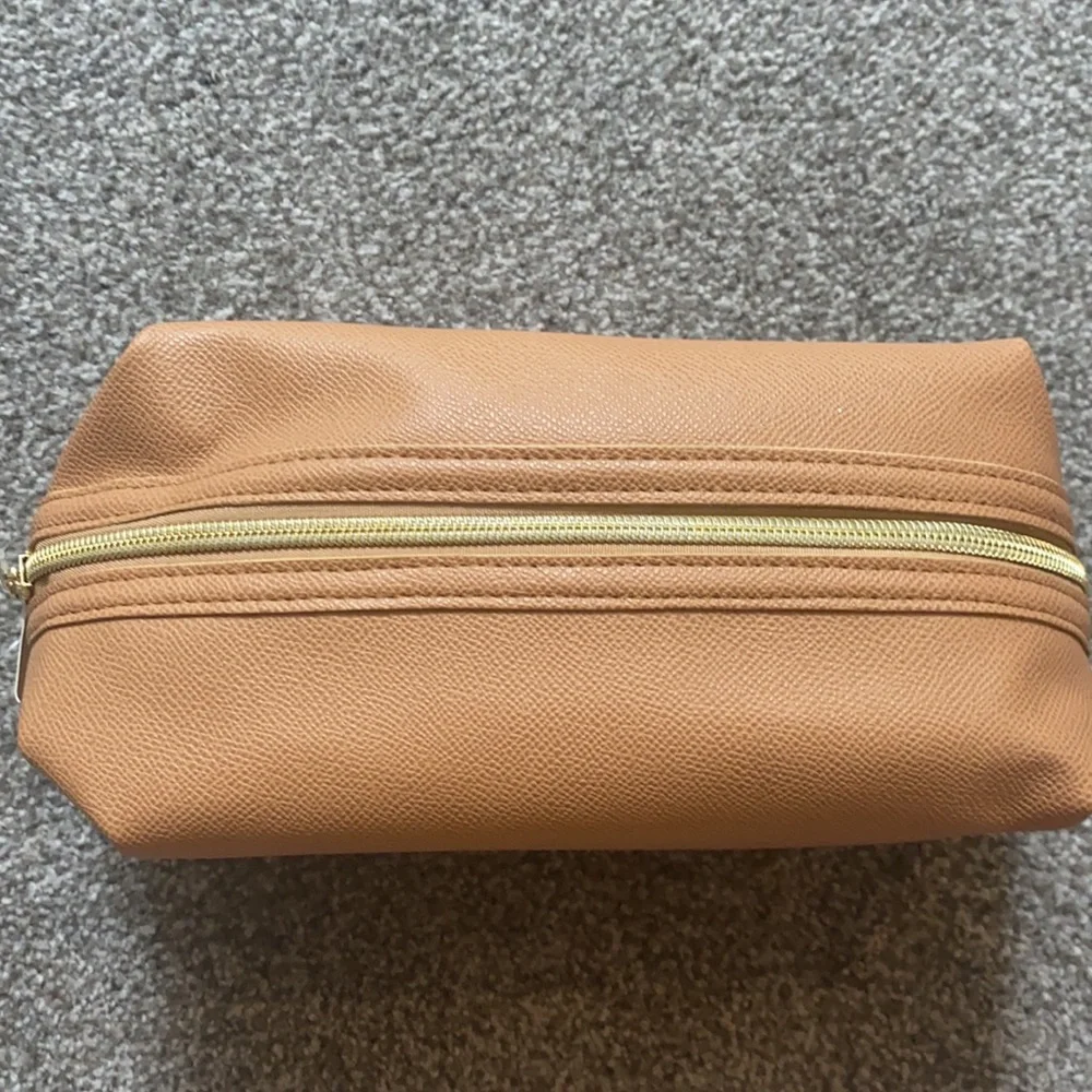 NEW! COS BAR Cosmetic Bag tan nude zip‎